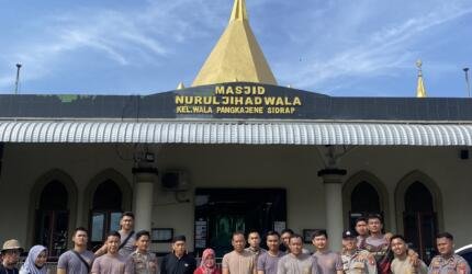 metrolacaknews.com - Polres Sidrap Gelar Gerakan Asri, Bersihkan Masjid Nurul Jihad