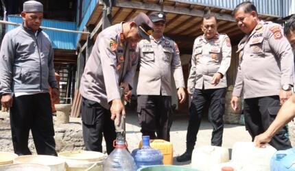 metrolacaknews.com - Polres Sidrap Salurkan 4.000 Liter Air Bersih untuk Warga Terdampak Kemarau