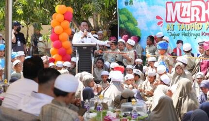 metrolacaknews.com - Di Balik Stand Market Day, Anak-anak At-Tauhid Belajar Menawarkan Produk dan Melatih Kekompakan